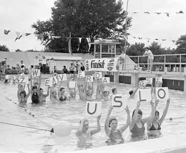 883806 Afbeelding van de opening van de Zwemvierdaagse in het Noorderbad (Boisotstraat 25) te Utrecht.